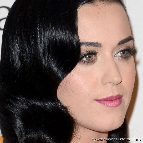 Para levantar o olhar e trazer glamour ao look, faça como Katy Perry e use a mesma sombra cintilante da pálpebra superior para iluminar o canto interno dos olhos e parte da pálpebra inferior